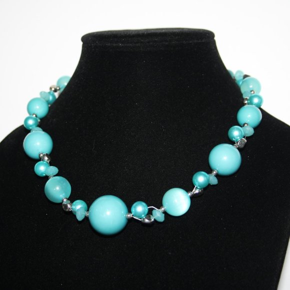 Pretty blue and silver necklace 18-21"